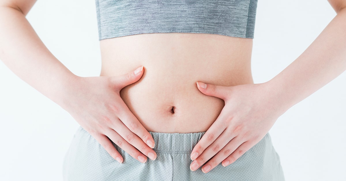 按腹導引後のゆったりしたお腹の女性